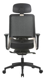 Rückansicht eines modernen Drehstuhls mit Netzrückenlehne und Kopfstütze