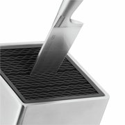 Nahaufnahme eines Messerblocks aus Edelstahl mit einem eingesteckten Messer, perspektivisch von oben fotografiert.