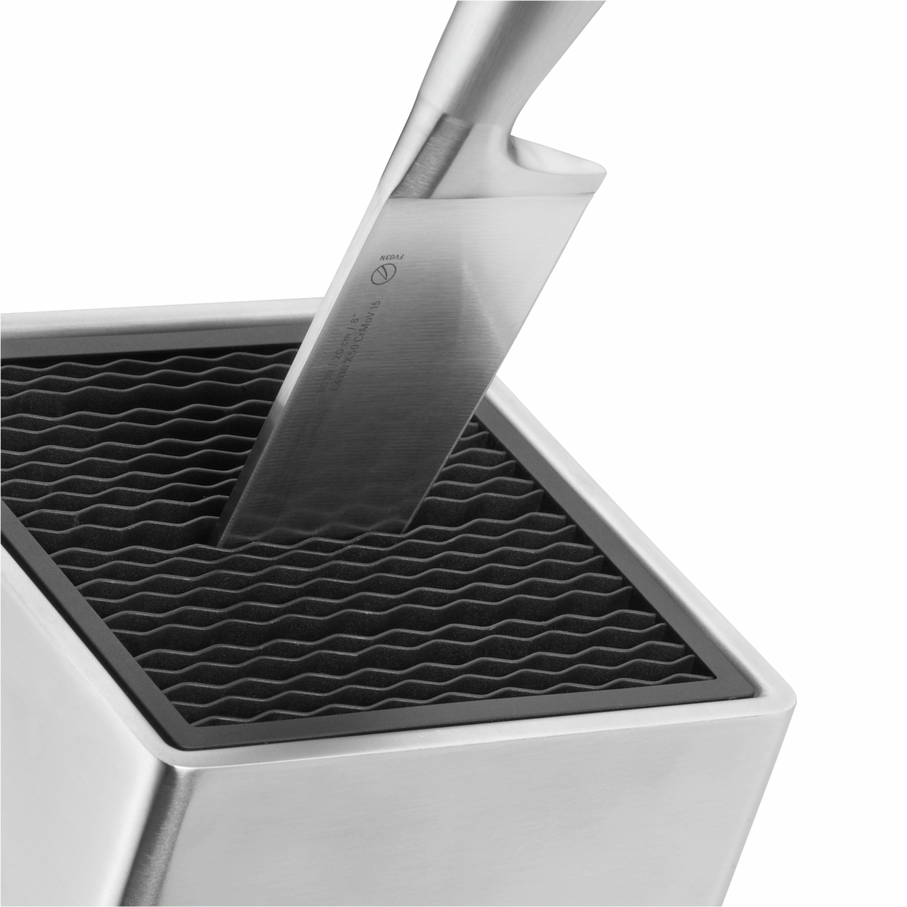 Nahaufnahme eines Messerblocks aus Edelstahl mit einem eingesteckten Messer, perspektivisch von oben fotografiert.