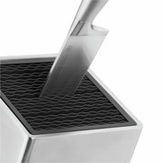 Nahaufnahme eines Messerblocks aus Edelstahl mit einem eingesteckten Messer, perspektivisch von oben fotografiert.