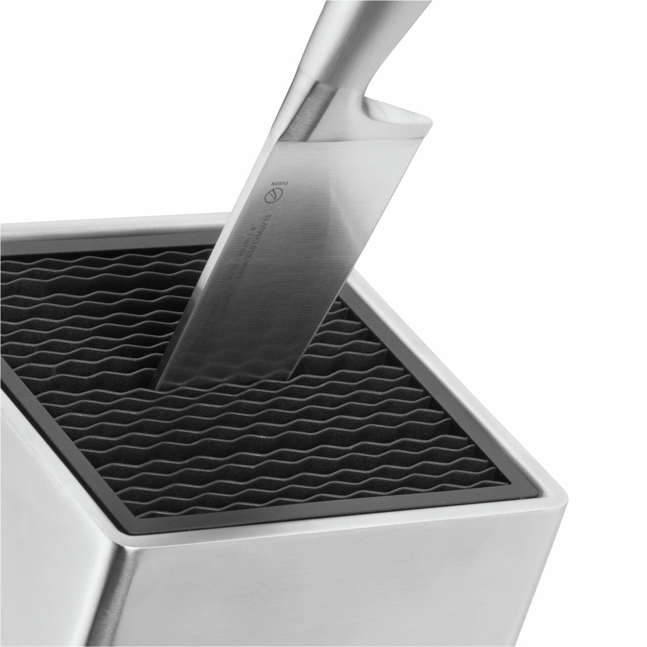 Nahaufnahme eines Messerblocks aus Edelstahl mit einem eingesteckten Messer, perspektivisch von oben fotografiert.