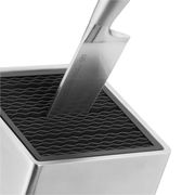 Nahaufnahme eines Messerblocks aus Edelstahl mit einem eingesteckten Messer, perspektivisch von oben fotografiert.