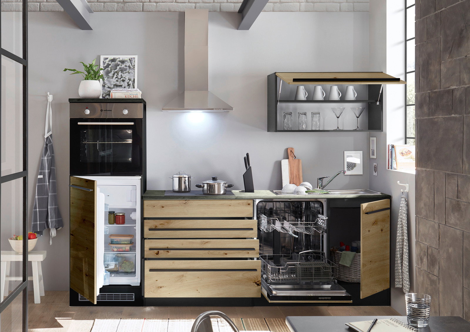 Moderne Küchenzeile mit Holzfronten, offenem Kühlschrank und Geschirrspüler, aus der Perspektive von vorne betrachtet.
