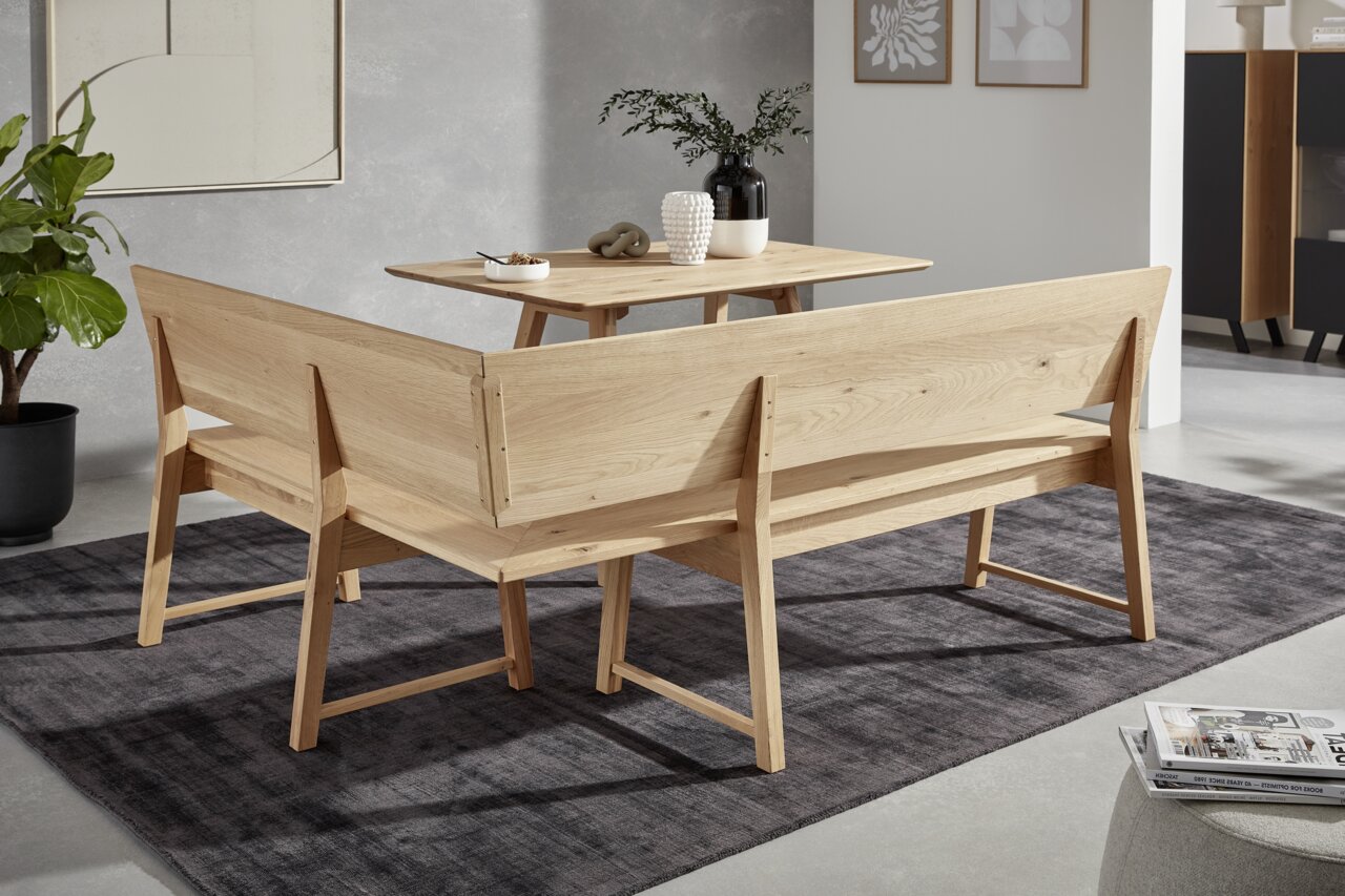 Houten hoekbank in een moderne woonkamer, gezien van rechtsachter