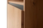 Nahaufnahme eines Highboards aus Holz mit moderner, minimalistischer Gestaltung und seitlicher Perspektive.