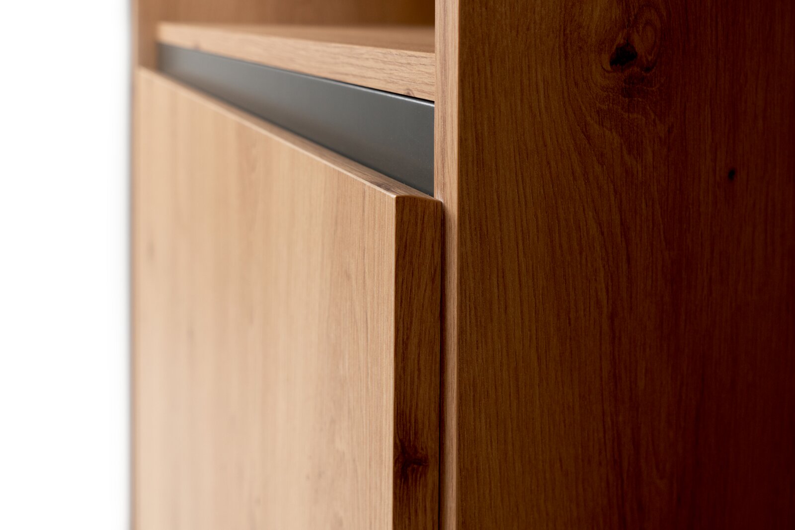 Close-up van een houten hoogkast met een modern, minimalistisch ontwerp, gezien vanuit de zijkant.
