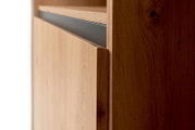 Close-up van een houten hoogkast met een modern, minimalistisch ontwerp, gezien vanuit de zijkant.
