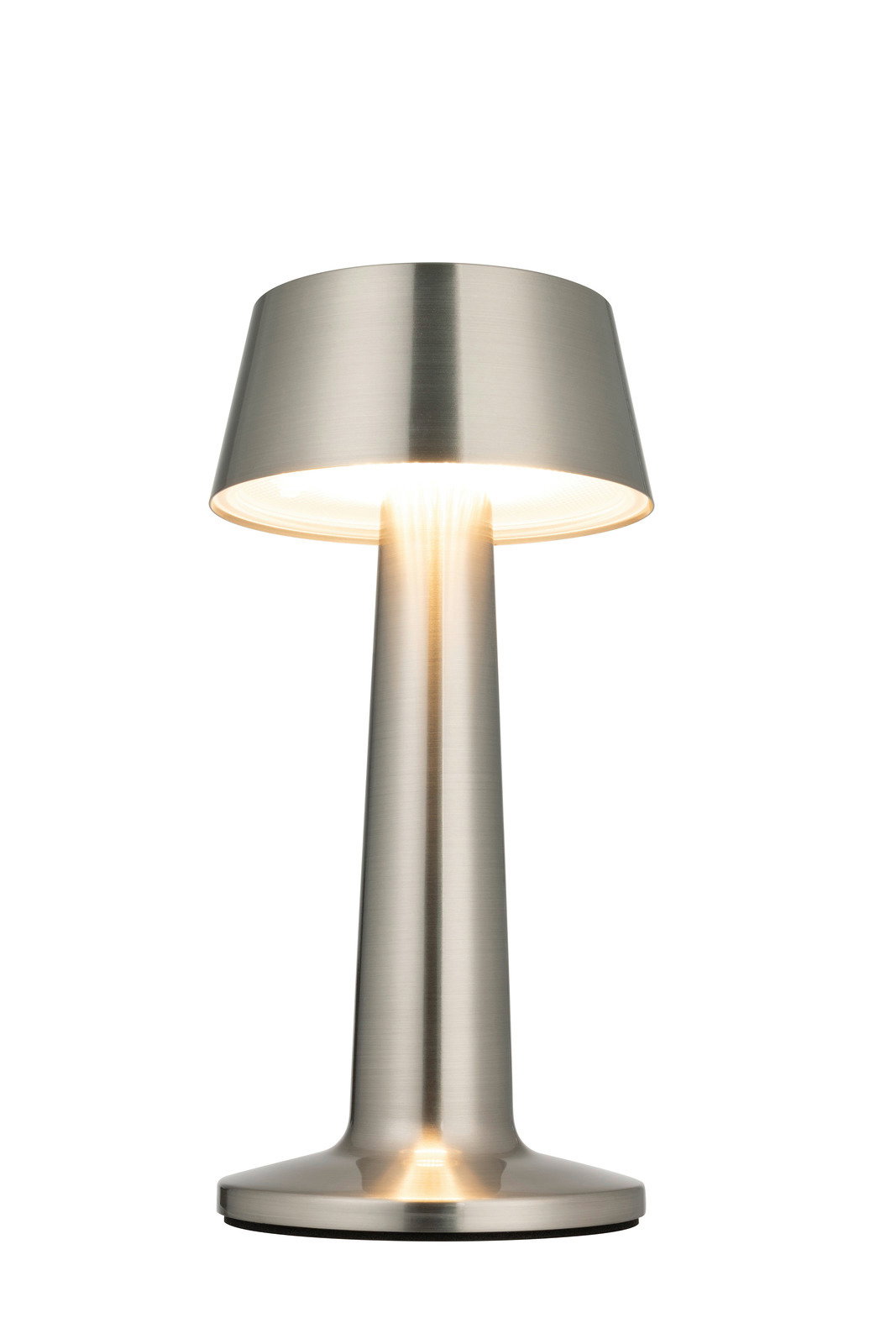 Moderne Akku-Tischleuchte aus gebürstetem Metall in Frontalansicht, mit konischem Schirm und leuchtendem Licht.