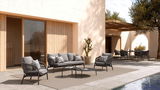 Moderne Loungegarnitur und Beistelltische auf einer Terrasse mit Blick auf den Pool, umgeben von mediterraner Architektur.