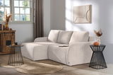 Helles, modernes Sofa in einem gemütlichen Wohnzimmer, seitliche Perspektive.