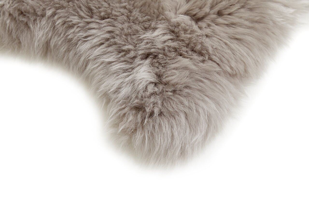Nahaufnahme eines grauen Schaffells mit weicher, flauschiger Textur.