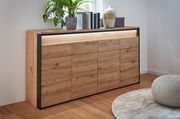 XL-Sideboard aus Holz mit moderner Optik, seitliche Perspektive, dekoriert mit Pflanzen und Büchern.