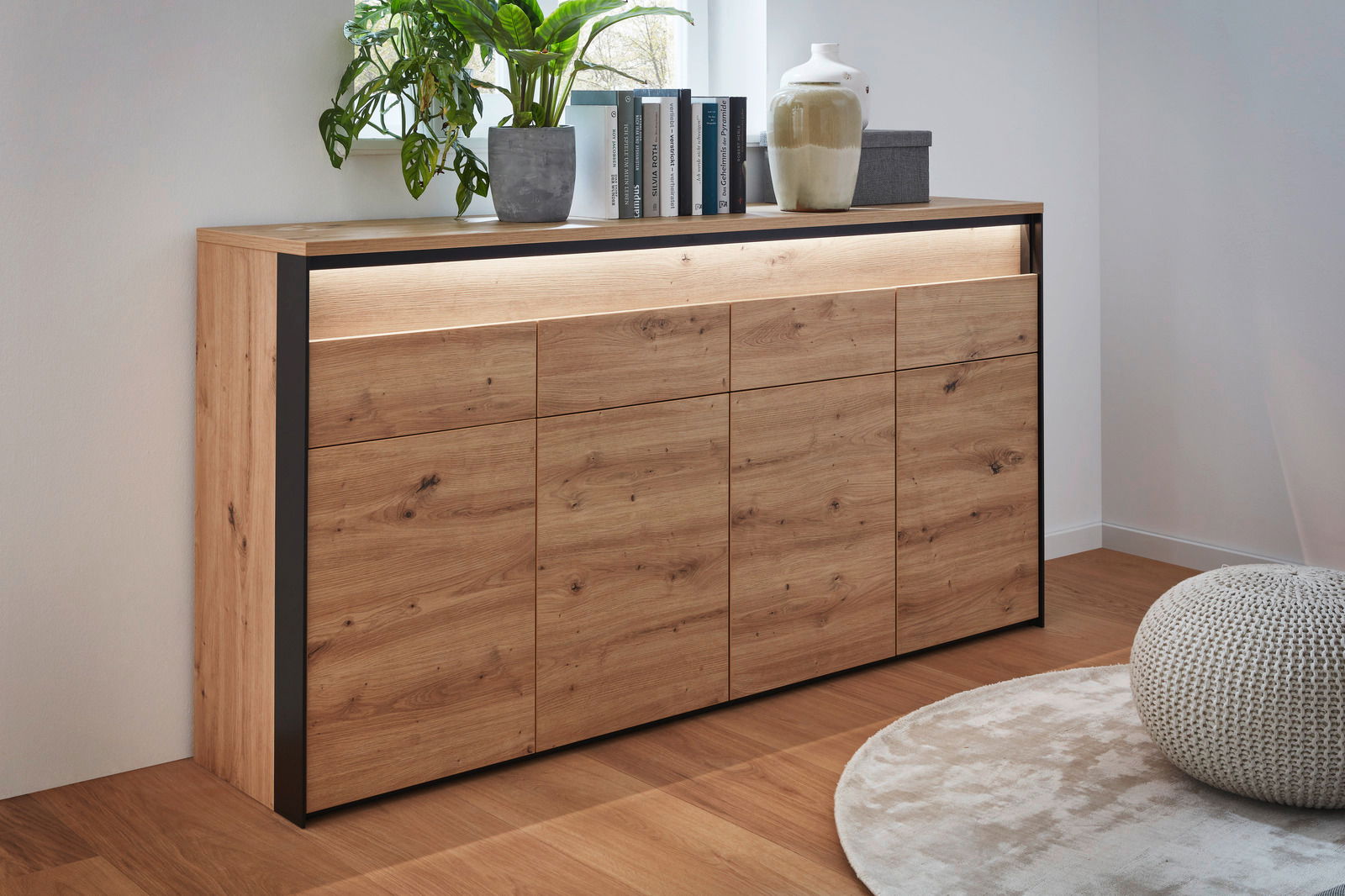 XL-Sideboard aus Holz mit moderner Optik, seitliche Perspektive, dekoriert mit Pflanzen und Büchern.