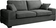 Dunkelgraues 2-Sitzer-Stoffsofa mit breiten Armlehnen, zwei großen Sitz- und Rückenkissen sowie zwei Zierkissen, freigestellt auf weißem Hintergrund, Ansicht schräg von vorne.