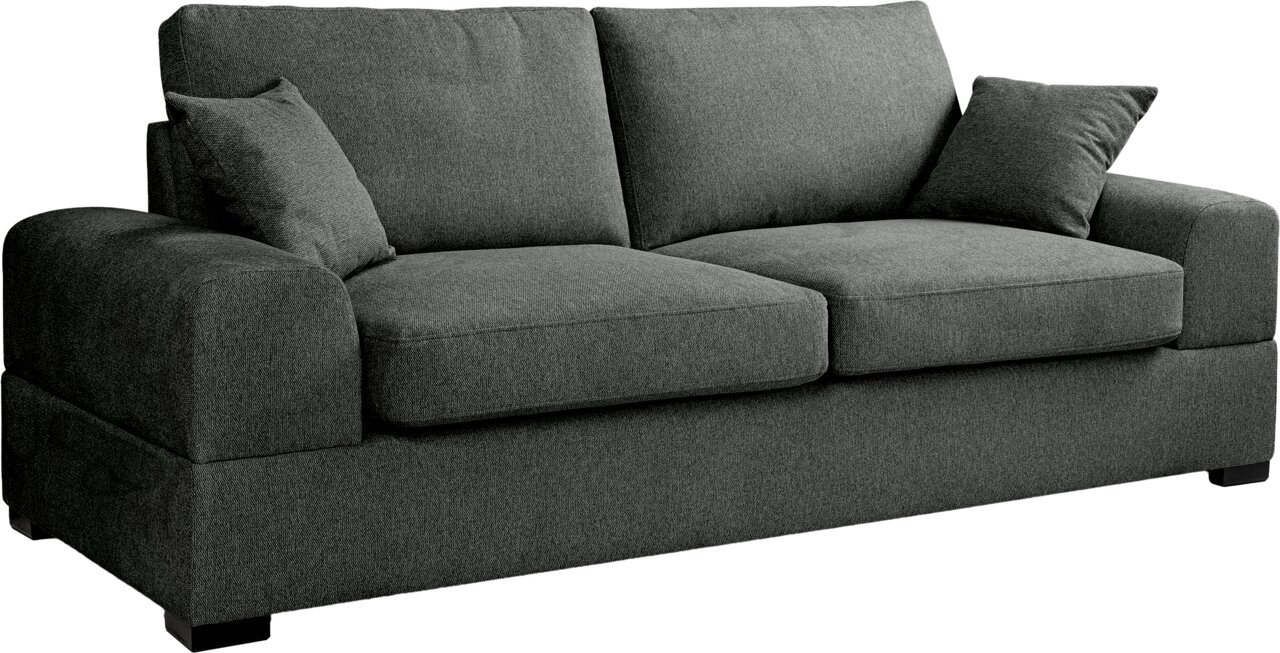 MID.YOU 3-Sitzer VEDA Dunkelgraues 2-Sitzer-Stoffsofa mit breiten Armlehnen, zwei großen Sitz- und Rückenkissen sowie zwei Zierkissen, freigestellt auf weißem Hintergrund, Ansicht schräg von vorne.
