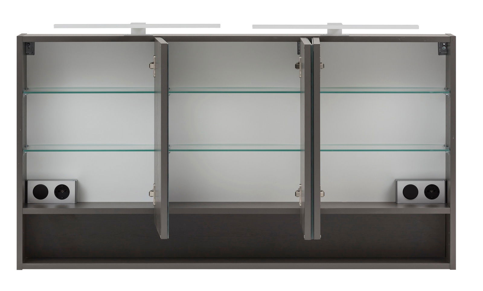 Spiegelschrank mit drei offenen Türen, Glasregalen und integrierten Steckdosen, frontal betrachtet.