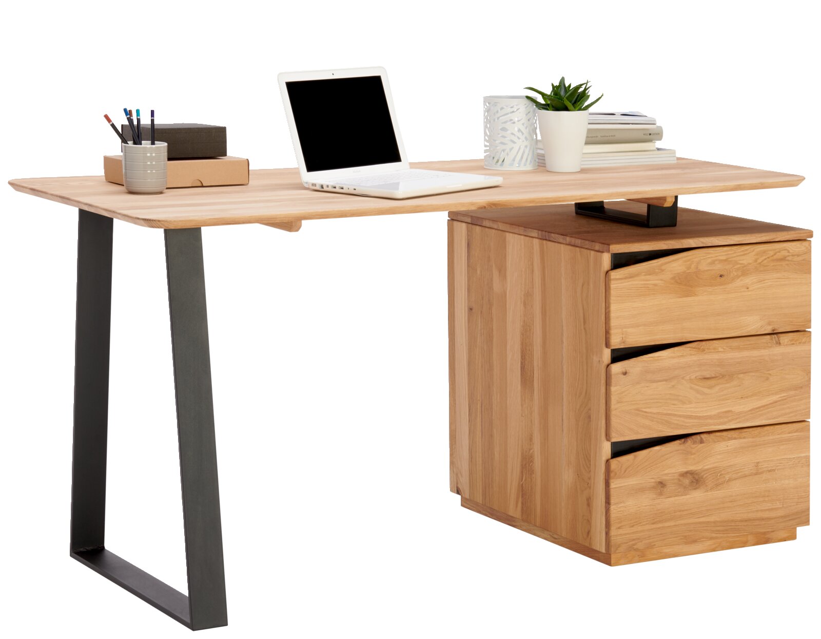 Modern houten bureau met metalen poten, voorzien van lades en versierd met een laptop, boeken en planten, gezien vanuit de zijkant.
