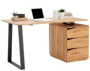 Modern houten bureau met metalen poten, voorzien van lades en versierd met een laptop, boeken en planten, gezien vanuit de zijkant.