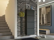 Moderner Hängeschuhschrank in dunklem Design an einer Steinwand, seitliche Perspektive.