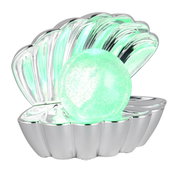 Zilveren schelpvormige tafellamp met een lichtgevende groene bol, zijaanzicht