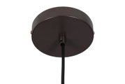 Onderaanzicht van de ronde, donkerbruine plafondbevestiging van een hanglamp met een zwarte kabel.