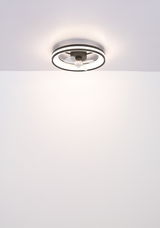 Moderner Deckenventilator mit integriertem LED-Licht, von unten betrachtet.