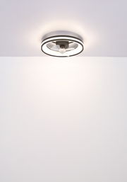 Moderner Deckenventilator mit integriertem LED-Licht, von unten betrachtet.