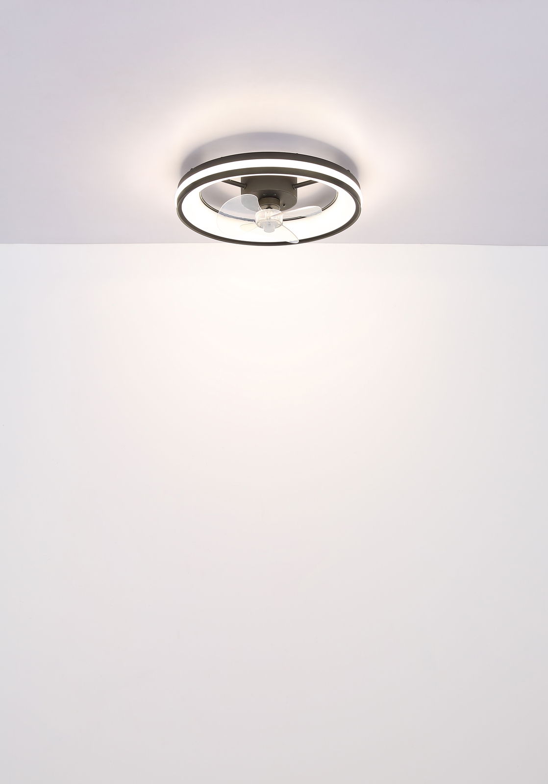 Moderner Deckenventilator mit integriertem LED-Licht, von unten betrachtet.