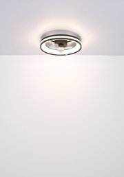 Moderner Deckenventilator mit integriertem LED-Licht, von unten betrachtet.