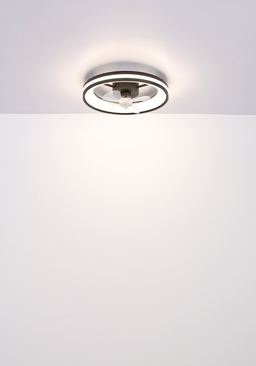 Moderner Deckenventilator mit integriertem LED-Licht, von unten betrachtet.