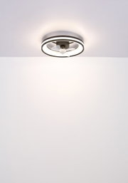 Moderne plafondventilator met ingebouwde ledverlichting, gezien van onderaf.