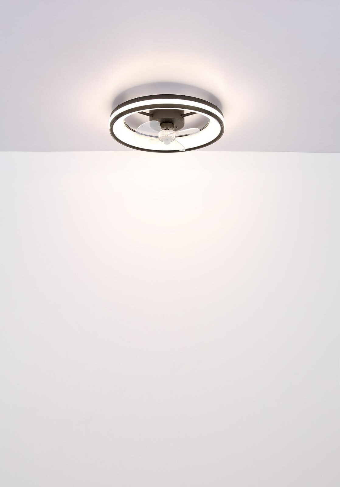Moderne plafondventilator met ingebouwde ledverlichting, gezien van onderaf.