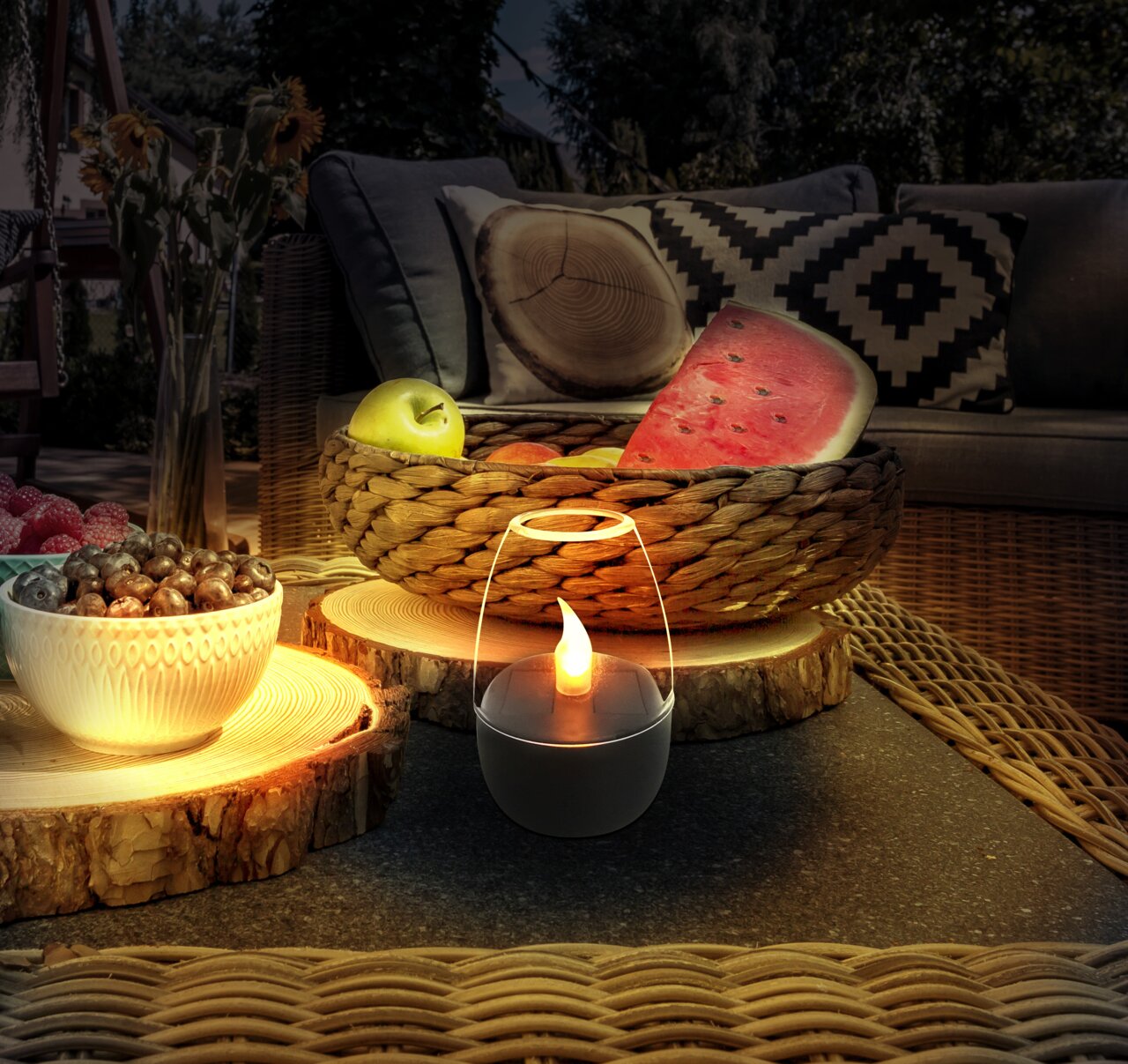 Sfeervolle zonne-lamp in een gezellige tuinsetting, verlicht door een warm licht, omringd door fruit en decoratieve elementen op een houten tafel.