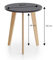 Runder Beistelltisch mit schwarzer Tischplatte (Ø 46 cm) und drei schrägen Holzbeinen, Gesamthöhe ca. 50 cm, freigestellt auf weißem Hintergrund, Ansicht schräg von vorne/leicht von oben mit Maßangaben.