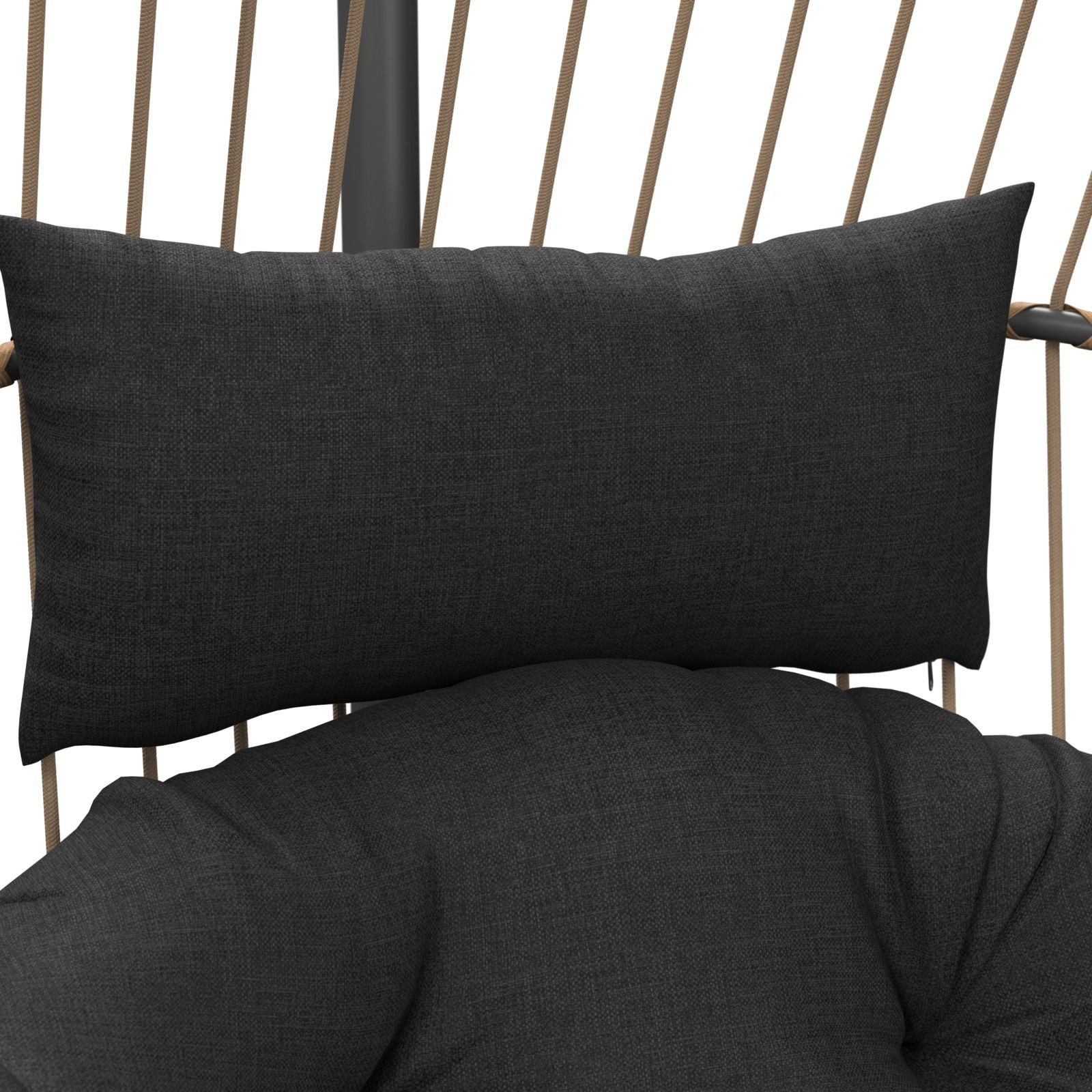 Nahaufnahme eines schwarzen Hängesessels mit Kissen, Vorderansicht