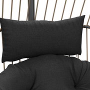 Nahaufnahme eines schwarzen Hängesessels mit Kissen, Vorderansicht