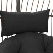 Nahaufnahme eines schwarzen Hängesessels mit Kissen, Vorderansicht