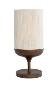 Tischlampe mit zylindrischem, cremefarbenem Stoffschirm und dunkelbraunem Holzfuß, freigestellt auf weißem Hintergrund, Frontansicht.
