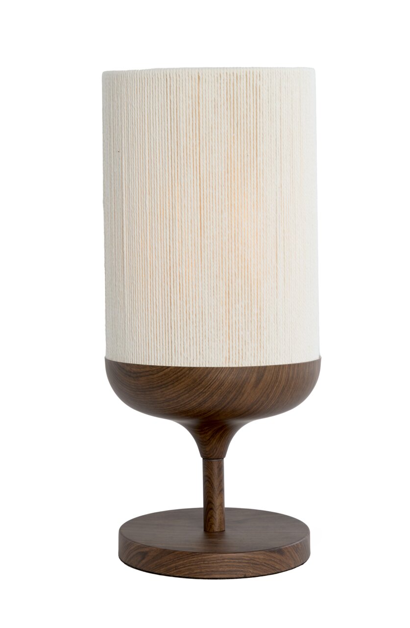 Tischlampe mit zylindrischem, cremefarbenem Stoffschirm und dunkelbraunem Holzfuß, freigestellt auf weißem Hintergrund, Frontansicht.