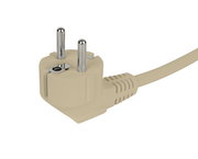 Nahaufnahme eines beigen Schuko-Steckers mit Kabel, seitliche Perspektive
