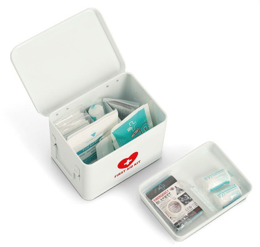 Offene weiße Medizinbox mit Erste-Hilfe-Inhalt, aus der Vogelperspektive