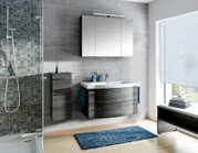 Modernes Badezimmer mit grauem Badblock, bestehend aus einem Waschbecken mit Unterschrank und einem Hängeschrank, seitliche Perspektive.