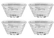 Vier doorzichtige dessertschaaltjes van glas/kristal met een gefacetteerd ruitpatroon, vrijstaand op een witte achtergrond, in een licht schuin perspectief van bovenaf.