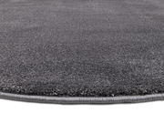 Grauer Uni-Teppich in Nahaufnahme, zeigt die Textur und den Rand des Teppichs aus seitlicher Perspektive.