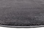 Grauer Uni-Teppich in Nahaufnahme, zeigt die Textur und den Rand des Teppichs aus seitlicher Perspektive.