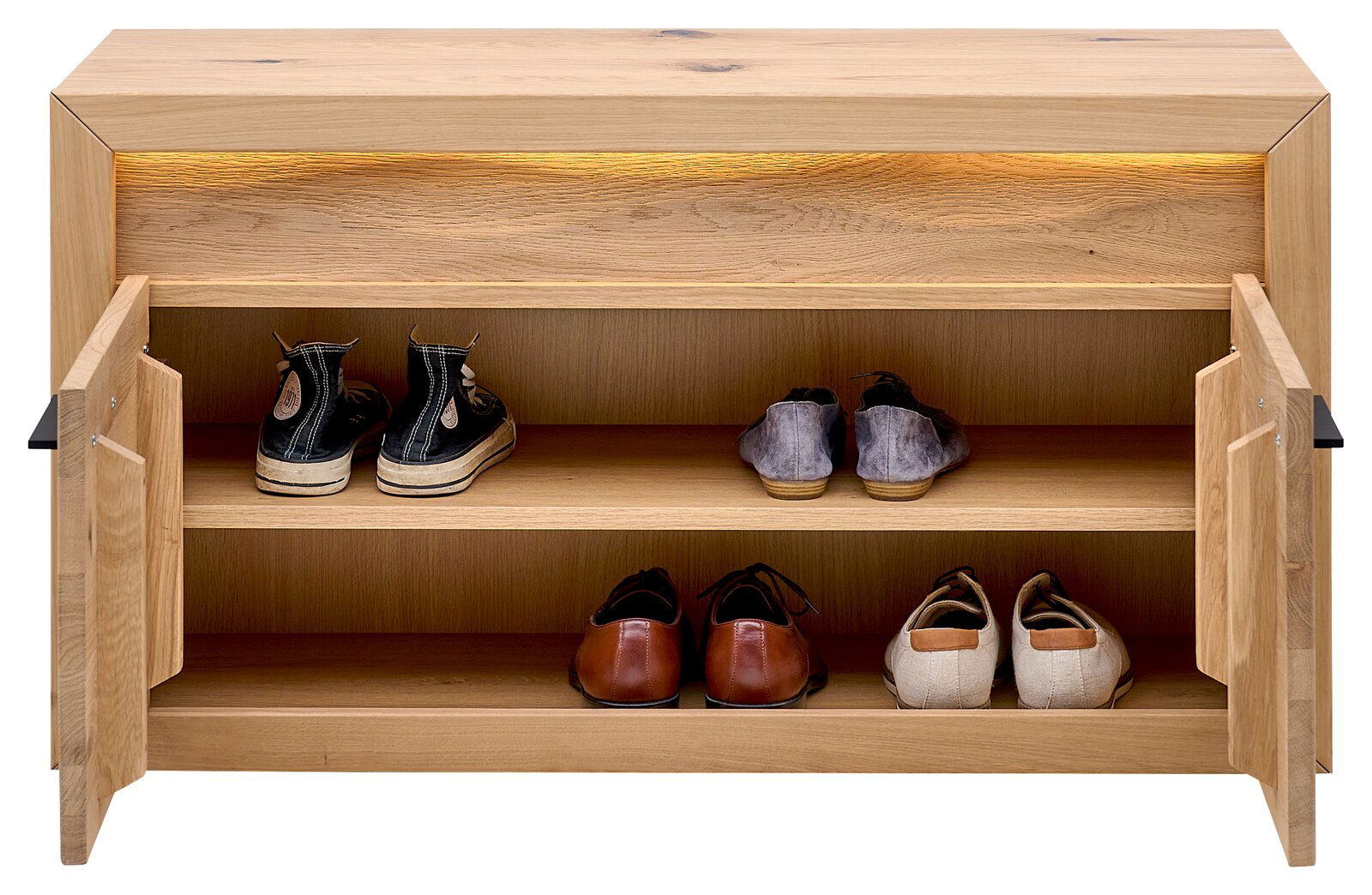 Garderobenbank aus Holz mit zwei offenen Türen, die mehrere Paar Schuhe auf zwei Regalböden zeigt. Frontale Perspektive.