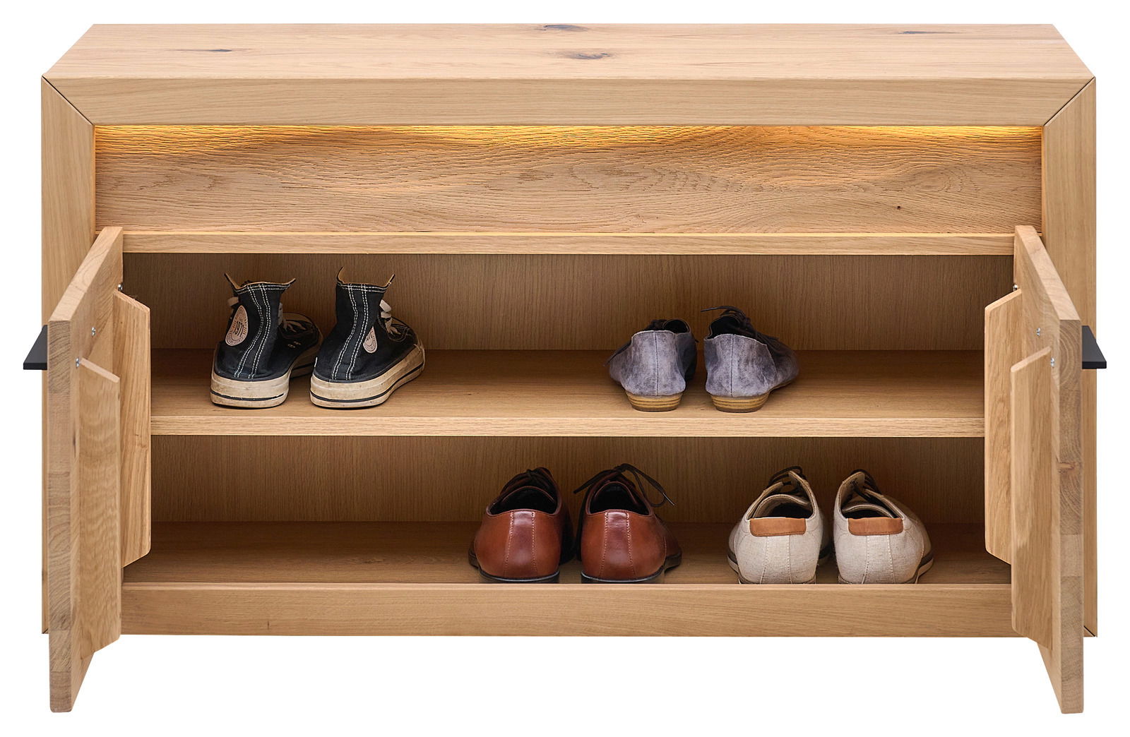 Garderobenbank aus Holz mit zwei offenen Türen, die mehrere Paar Schuhe auf zwei Regalböden zeigt. Frontale Perspektive.