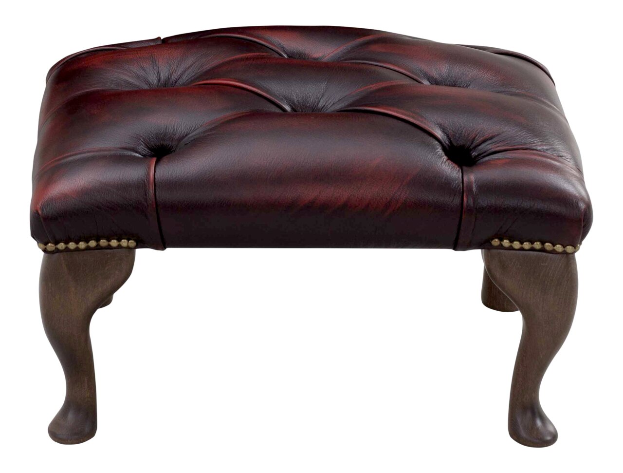 Elegante poef met donkerrode, gestoffeerde lederen bekleding en decoratieve knopen, gezien van voren.