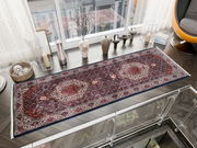 Orientteppich in einem modernen Wohnzimmer, von oben betrachtet, mit geometrischen Mustern und roten, blauen und weißen Farben.