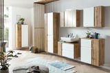 Moderner Waschbeckenunterschrank in Holzoptik mit weißer Front, rechts im Badezimmer platziert, aus seitlicher Perspektive fotografiert.